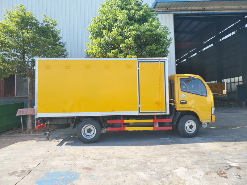 东风蓝牌爆破器材运输车图片2