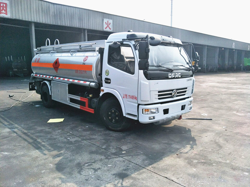 东风多利卡7吨加油车图片